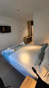 Postel nebo postele na pokoji v ubytování Hostal Rambla 24 by Holihome