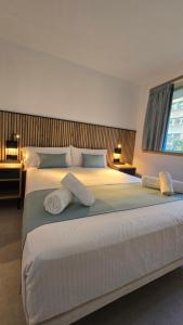 Postel nebo postele na pokoji v ubytování Hostal Rambla 24 by Holihome + 37 fotografií