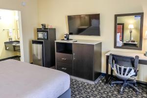 A television and/or entertainment centre at Quality Inn Airport - Cruise Port