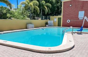 The swimming pool at or close to Quality Inn Airport - Cruise Port