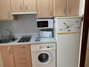 Kuchyňa alebo kuchynka v ubytovaní SERVICE APART LAZARO - Aguamarina 1 dormitorio