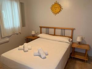 A bed or beds in a room at SERVICE APART LAZARO - Aguamarina 1 dormitorio
