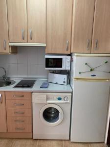 A kitchen or kitchenette at SERVICE APART LAZARO - Aguamarina 1 dormitorio
