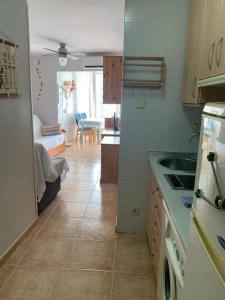 Kuchyňa alebo kuchynka v ubytovaní SERVICE APART LAZARO - Aguamarina 1 dormitorio