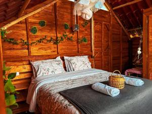 a bedroom with a bed in a log cabin at La Julita Glamping in La Mesa