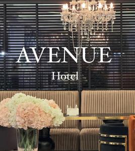 拉夫達的住宿－Hotel AVENUE，一间设有吊灯和鲜花的桌子的房间