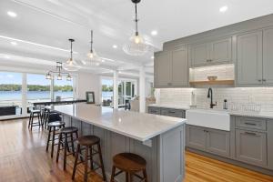 Η κουζίνα ή μικρή κουζίνα στο The Lakehouse East Freetown