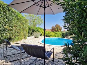 Swimmingpoolen hos eller tæt på Villa Lucija + 18 billeder