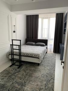 Katil atau katil-katil dalam bilik di Stunning Designer Apartment in Bishkek +16 gambar