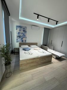 1 dormitorio con 2 camas y luz azul en Dora Family Apartments Budva, en Budva