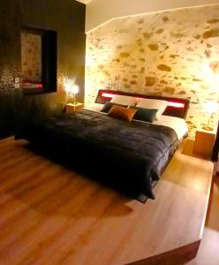 Postel nebo postele na pokoji v ubytování La Passionnante Gîte avec Spa privatif