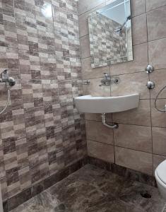 ein Bad mit einem Waschbecken und einem WC in der Unterkunft Hotel Varshava in Goldstrand