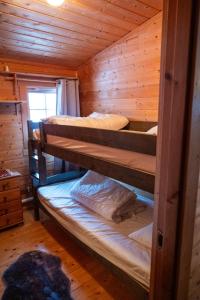 two bunk beds in a wooden cabin at Villa Fregn in Ljørdal