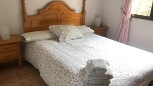Un dormitorio con una cama con un animal de peluche encima. en Casas Navarredonda, en Navarredonda