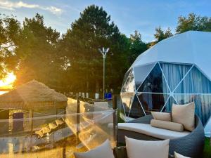 Artanish的住宿－Comuna Sevan，圆顶帐篷配有枕头,天井上配有沙发