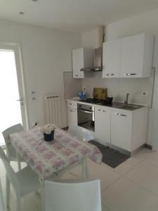 A kitchen or kitchenette at Rescio's Rooms