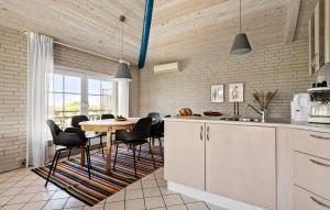 eine Küche mit einem Tisch und Stühlen im Zimmer in der Unterkunft Stunning Home In Knebel With Kitchen in Knebel