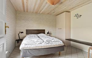 Schlafzimmer mit einem Bett mit Holzdecke in der Unterkunft Stunning Home In Knebel With Kitchen in Knebel