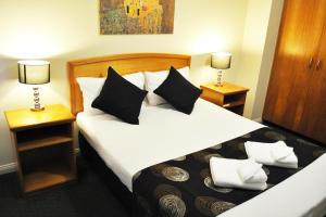 Postel nebo postele na pokoji v ubytování Meadowbrook Hotel Brisbane