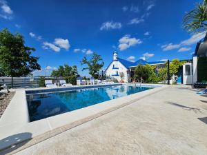 Bazén v ubytování Vila Santorini Nacionalni Park Fruška Gora nebo v jeho okolí