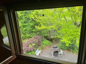 Zahrada ubytování Chalet entier, vue panoramique, ruisseau et sauna.