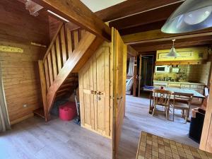 Kuchyň nebo kuchyňský kout v ubytování Chalet entier, vue panoramique, ruisseau et sauna.