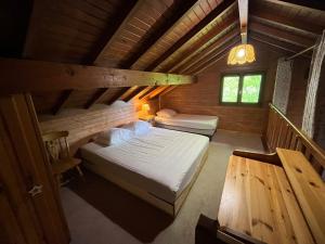 Postel nebo postele na pokoji v ubytování Chalet entier, vue panoramique, ruisseau et sauna.