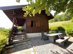 Zahrada ubytování Chalet entier, vue panoramique, ruisseau et sauna.