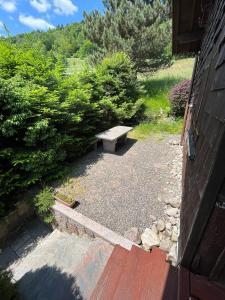 Zahrada ubytování Chalet entier, vue panoramique, ruisseau et sauna.