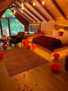 ein Schlafzimmer mit einem Bett und roten Blütenblättern auf dem Boden in der Unterkunft Hoşdere Suit in Çamlıhemşin