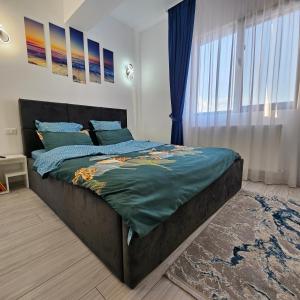 Tempat tidur dalam kamar di Apartament Dem Rădulescu langa strand