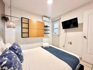 Una cama o camas en una habitación de Coco Suites by Andiani Travel