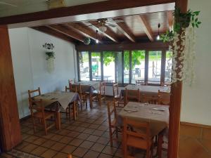 a restaurant with tables and chairs in a room at Alojamiento casa pepe in Soto de Cangas