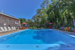 ein großer Pool mit blauem Wasser in der Unterkunft Olde Tavern Motel and Inn - Cape Cod in Orleans