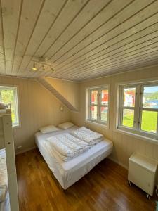 Postel nebo postele na pokoji v ubytování Furuholmen, Lindesnes