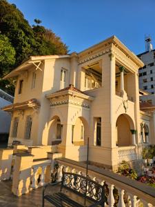 een bankje voor een gebouw bij Casa das Luzes Hostel IVN in Rio de Janeiro