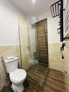 W łazience znajduje się toaleta i przeszklony prysznic. w obiekcie Colombia Apartments&Rooms w Durrës