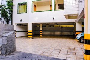 an empty parking lot in front of a building at Hotel Primavera Betim in Betim