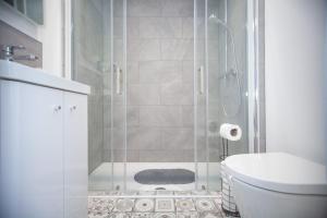 Un baño con ducha, inodoro y lavabo. en Quayside Quarters, en Weymouth 18 fotos más
