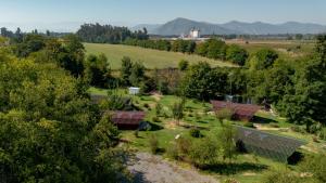 uma vista aérea de uma quinta com árvores e edifícios em Rucatalca Bed and Breakfast em Nancagua