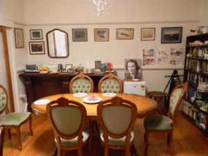 Glenellen Bed and Breakfast في توومبا: غرفة طعام مع طاولة وكراسي خشبية