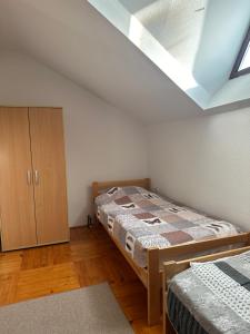 um quarto com 2 camas e uma clarabóia em Green Forest Visoko em Visoko