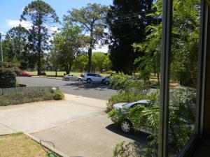 Blick auf eine Straße mit Autos auf einem Parkplatz in der Unterkunft Glenellen Bed and Breakfast in Toowoomba