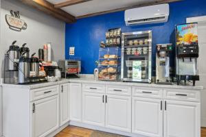 Příslušenství pro přípravu čaje a kávy v ubytování Olde Tavern Motel and Inn - Cape Cod