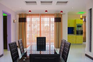 a dining room with a glass table and chairs at Le Tribord in Flic-en-Flac