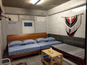 Postel nebo postele na pokoji v ubytování 蘭嶼老鍋蓋民宿