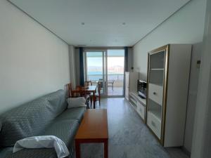 Un televizor și/sau centru de divertisment la Apartamentos Benivistas
