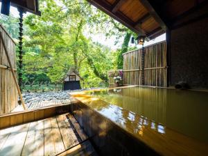 un étang de carpes koï au milieu d'une maison dans l'établissement Hazuki, à Ono