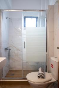 A bathroom at Manos Kritikakis Apartments