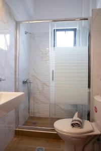 A bathroom at Manos Kritikakis Apartments